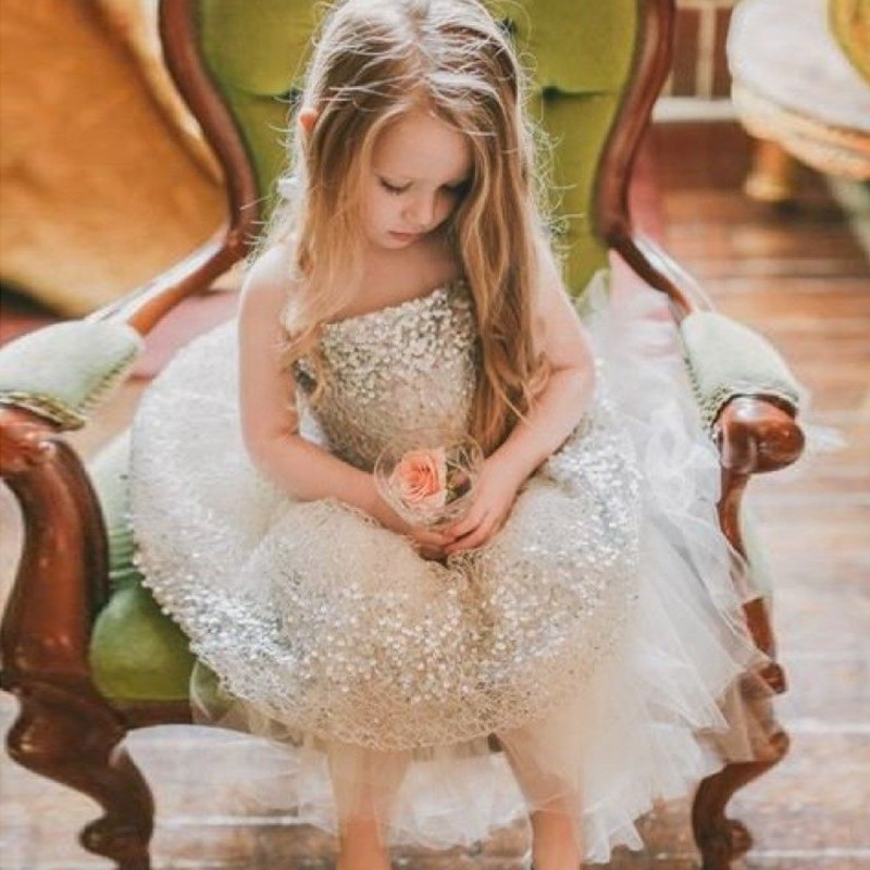 Маленькая девочка в свадебном платье